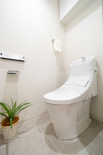 優れた節水効果や汚れが付きにくい便座など、ほしかった機能が揃ったLIXIL製シャワートイレです。