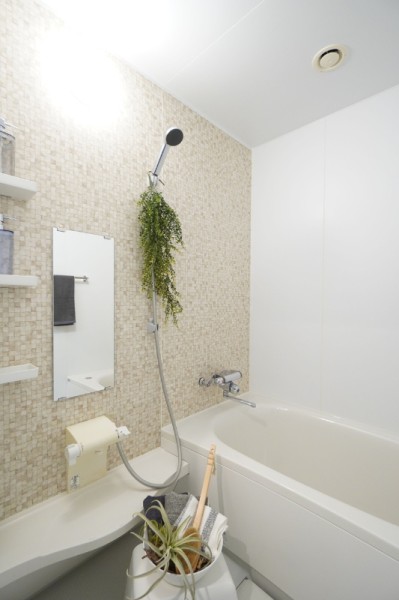 浴室は平成27年に新規交換済みです。モザイクタイルが印象的な爽やかな浴室です。