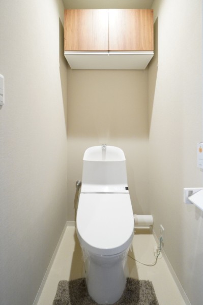 トイレは平成27年に交換済みです。上部吊戸棚もあり、トイレットペーパーやお掃除道具などの収納にも便利です。