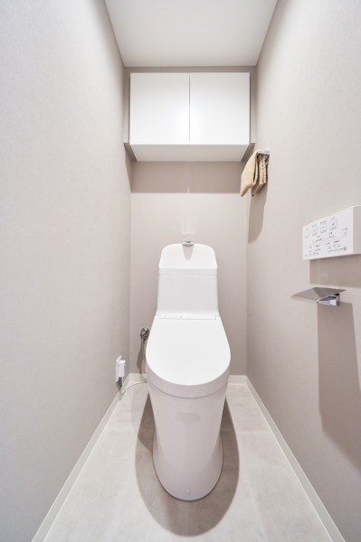 シンプルで居心地の良いレストルームには、優れた節水効果や汚れが付きにくい便座など、ほしかった機能が揃ったウォシュレット一体型トイレを設置しました。