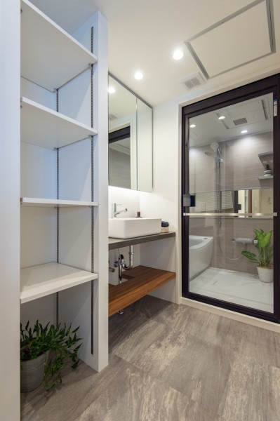 スタイリッシュな洗面空間の化粧台は、キッチンと同じく田中工藝製です。入浴後の豊かな時間を演出し、心からくつろげるプライベートスペースです。