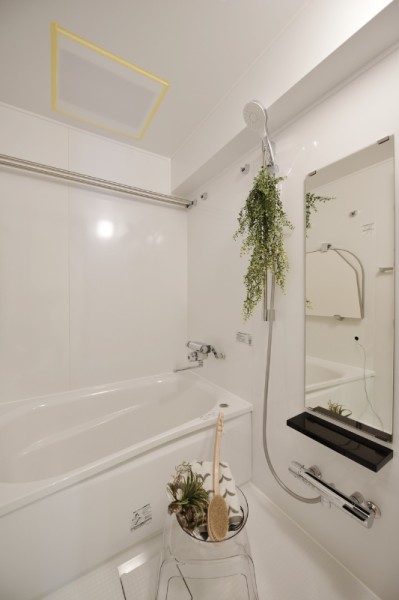 浴室はシンプルにホワイトの清潔感溢れる空間にしました。浴室暖房乾燥機も完備しており、暖房・乾燥・涼風など一年中快適にお使い頂けます。