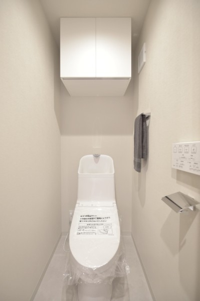 TOTO製ウォシュレット一体型のトイレは、お手入れも楽々です。吊戸棚も備え付けましたので、収納も便利です。
