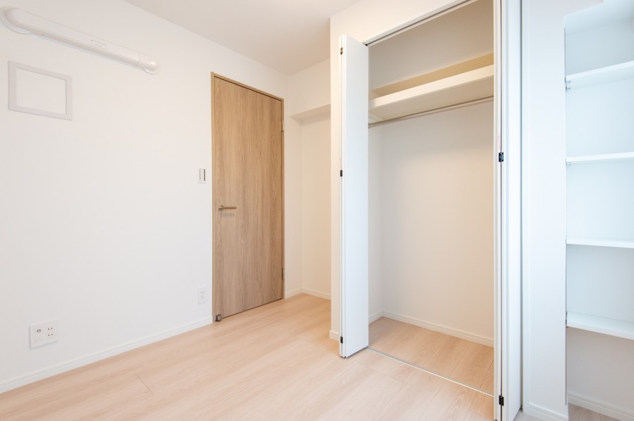洋室1はクローゼットや棚など、収納スペースをしっかり確保しています。