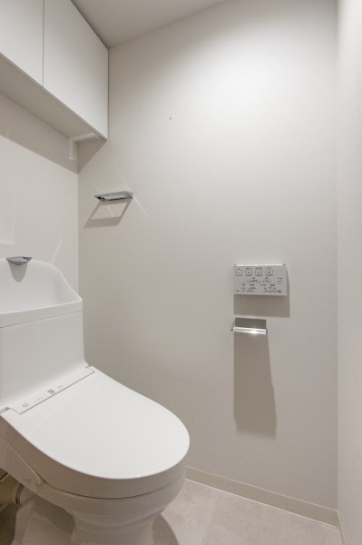 シンプルな内装で安らぎを感じるレストルームです。お掃除の手助けをしてくれる便利機能が搭載された使い勝手良好なトイレです。