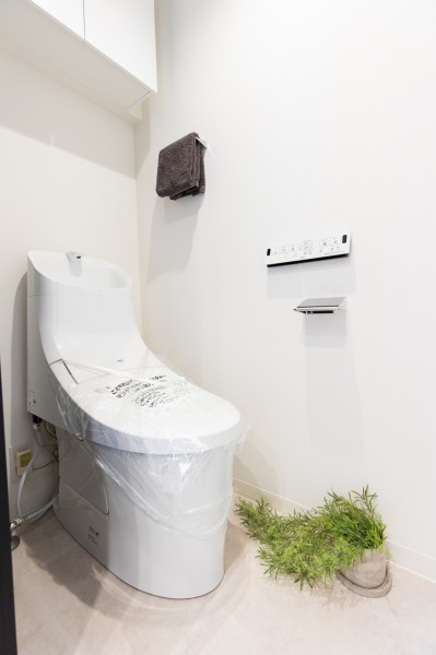 優れた節水効果や汚れが付きにくい便座など、ほしかった機能が揃ったLIXIL製シャワートイレです。落ち着いた内装が安らぎをもたらす空間です。