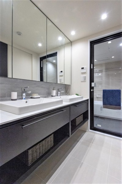 大きな鏡が印象的なラグジュアリーな洗面室です。ホテルライクな2ボウルの洗面化粧台も見どころです。