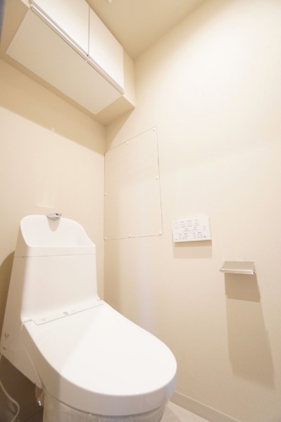 TOTO製ウォシュレット一体型のトイレも新規交換済みです。上部には吊戸棚も設置しておりますので、お掃除道具などの収納に便利です。
