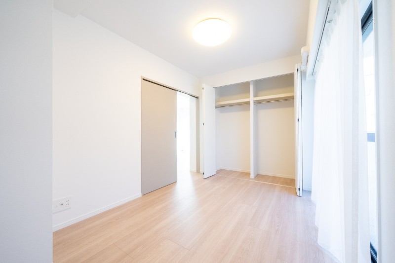 約5.8帖の洋室1。縦長なので家具が置きやすいお部屋。独立したバルコニーに接続し、開放的な空間です。