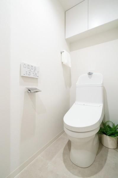 ウォシュレット一体型のトイレは、お掃除の手助けをしてくれる便利機能が搭載されています。毎日使う場所だからこそ、清潔感と使いやすさを考慮したレストルームです。