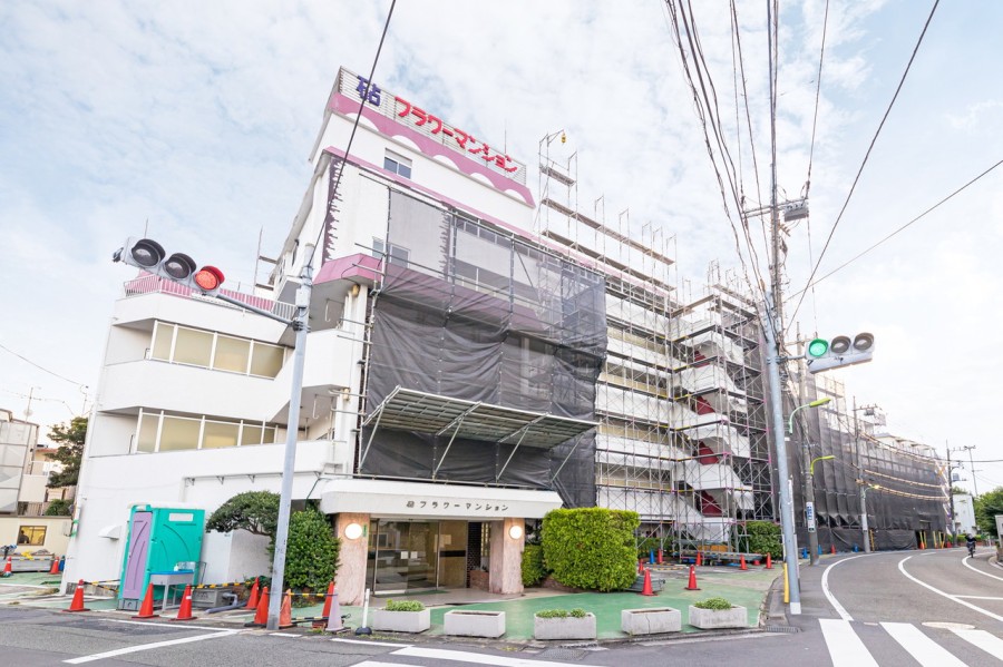 小田急小田原線『祖師ヶ谷大蔵』駅徒歩10分の立地に佇むマンション。共用部は2022年9月より大規模修繕工事を実施しています。