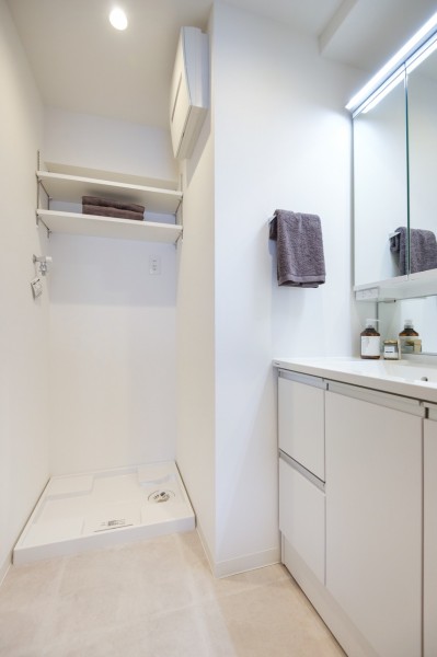白を基調とした清潔感溢れる洗面室です。身だしなみを整える、家事をする、どちらも楽しく簡単にできる高機能なPanasonic製洗面化粧台を新規設置しました。