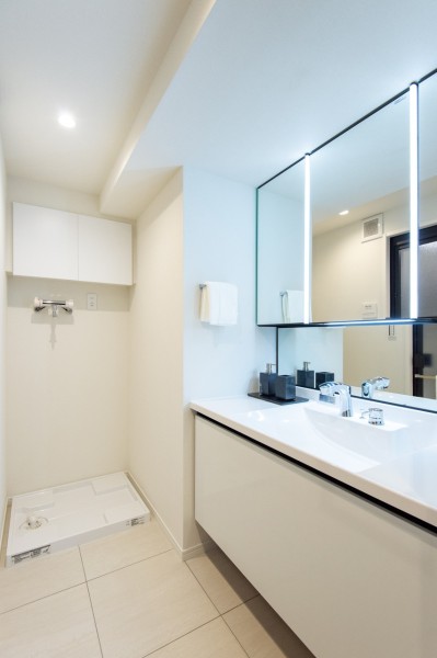 空間に美しく溶け込むスタイリッシュなデザインの洗面化粧台です。入浴後の豊かな時間を演出し、心からくつろげるプライベート空間です。