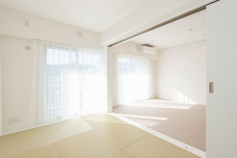 和室は、隣接するリビングとレールのない吊り下げ式引き戸で仕切られているので、開放するとフラットに広く室内を活用できます。　