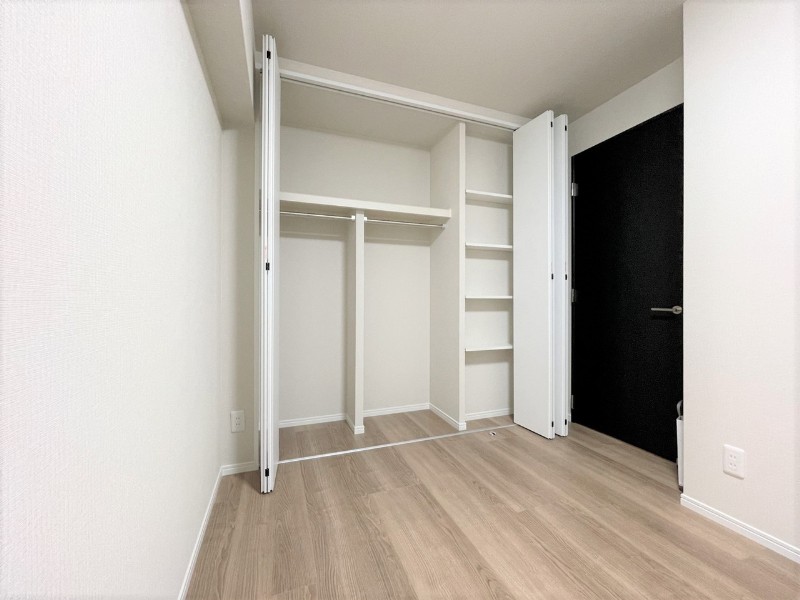 洋室2には機能的な収納を備え付けました。枕棚にハンガーパイプを設置し、棚もありますので、細かな物の収納にも便利です。