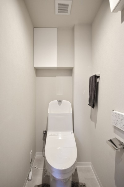 TOTO製ウォシュレット一体型のトイレは新規交換済みです。吊戸棚も設置しましたので、お掃除用品などの収納にも便利です。