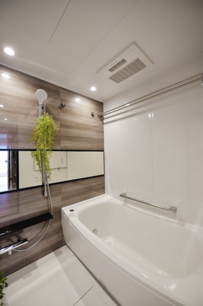 浴室暖房乾燥機も完備の浴室は、暖房・乾燥・涼風運転も出来ますので、一年中快適にご使用頂くことが出来ます。TOTO製の浴室は床や鏡、カウンターもお掃除ラクラクの機能付きで便利です。