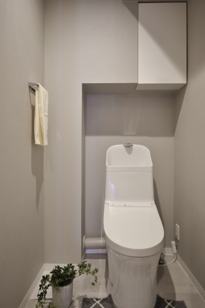 TOTO製ウォシュレット一体型のトイレも新規交換済みです。吊戸棚も設置しましたので、お掃除用品などの収納にも便利です。