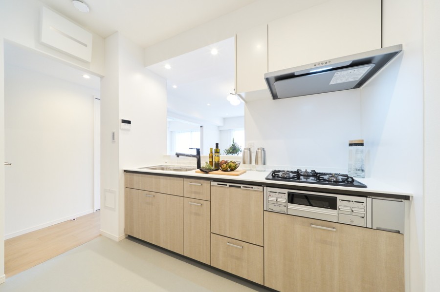 キッチンは人気のオープンタイプを採用しました。ホワイトの天板と美しい木目調の面材がインテリアのようでお部屋の一部に溶け込みます。