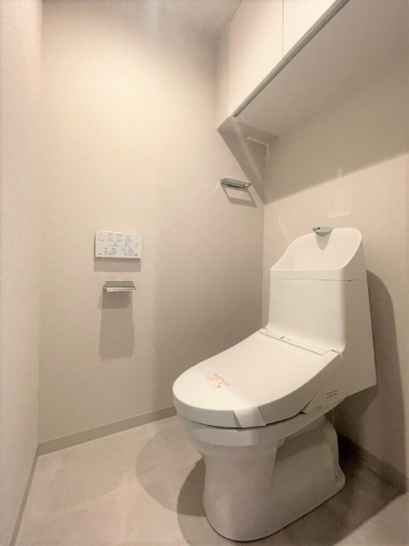 TOTO製ウォシュレット一体型のトイレは新規交換済みです。吊戸棚も設置しましたので、お掃除用品やトイレットペーパーなどの収納にも便利です。
