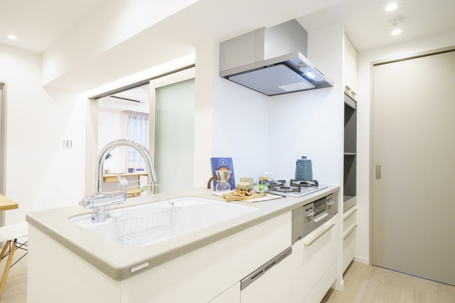 キッチンは人気のオープン型でシームレスな空間です。お部屋に調和したグレージュの天板を採用したトクラス製システムキッチンです。