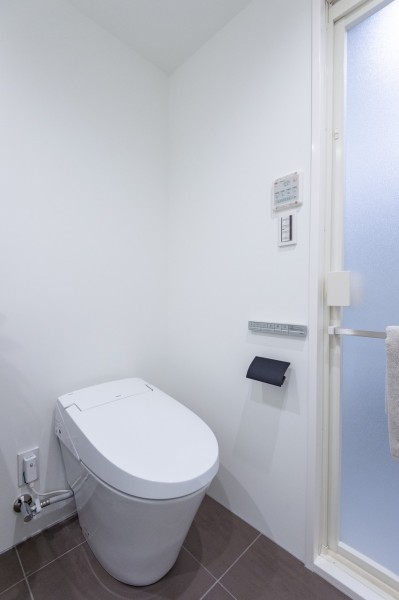 洗練されたお部屋にぴったりなスタイリッシュのタンクレストイレが設置されています。空間を開放的に見せる洗面室トイレスペースです。