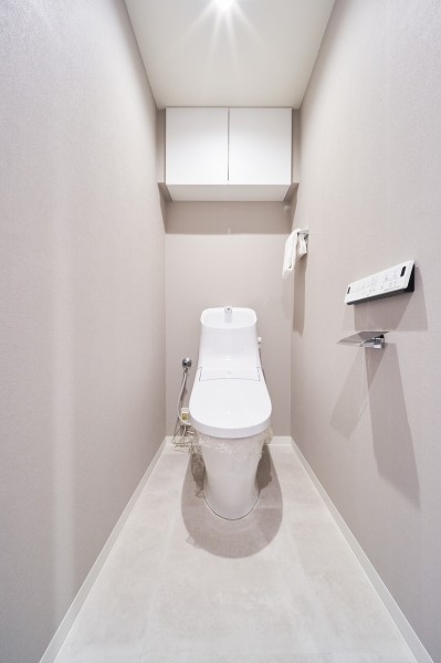 TOTO製洗浄便座付きトイレを設置しました。吊戸棚を備え付けているので、床に物を置かず、すっきり使えます。