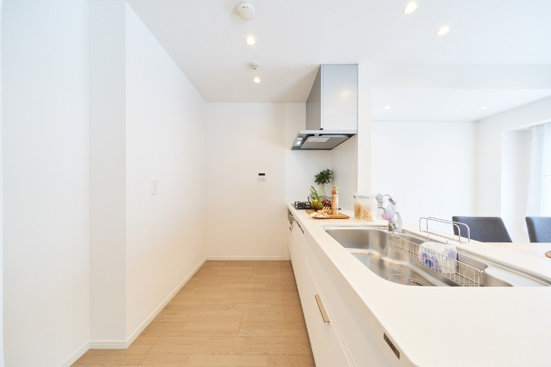 キッチンは人気のオープンタイプを採用しました。ホワイトで統一された天板と面材がインテリアのようでお部屋の一部に溶け込みます。