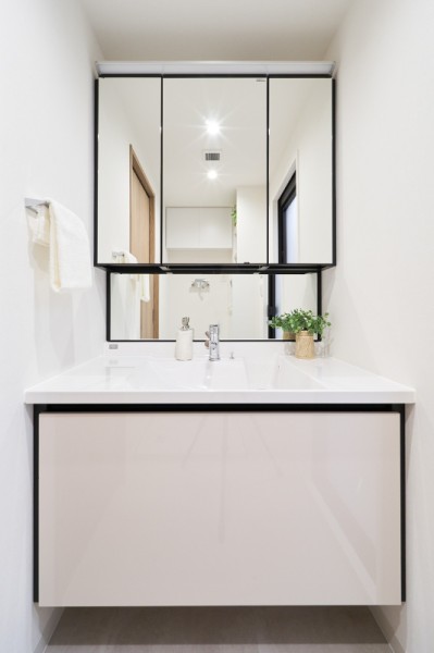 空間に美しく溶け込むスタイリッシュなデザインの洗面化粧台は、収納豊富な三面鏡タイプで使い勝手良好です。