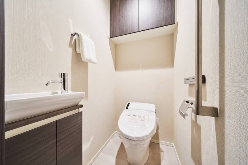 レストルームにはLIXIL製洗浄便座付トイレを新規交換しました。洗練された住まいにマッチしたスタイリッシュなタンクレストイレです。