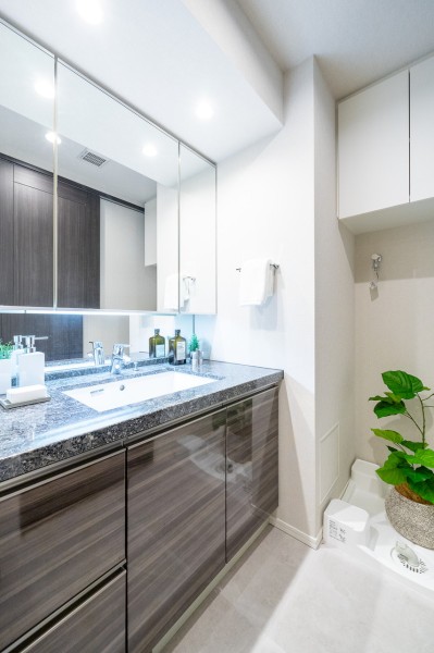 洗面化粧台はキッチンと統一感のあるデザインです。ホテルライクな重厚感のある洗面空間は、入浴後の豊かな時間を演出します。