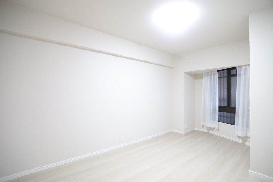 洋室1（約7.0帖）は柔らかな光が差し込むお部屋で、落ち着いてお休み頂ける主寝室におすすめのお部屋です。