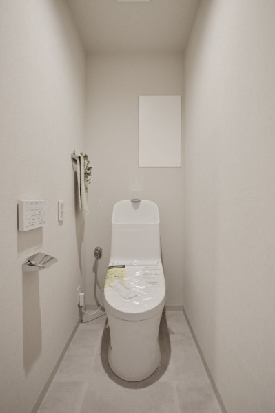 TOTO製ウォシュレット一体型トイレ新規交換しました。棚は壁から飛び出ていないフラットなタイプなので、空間もスッキリとしています。お掃除用品などの収納に便利です。