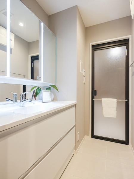 グレイッシュで大人モダンな空間が醸し出される洗面室。実用的な三面鏡は収納豊富です。入浴後の豊かな時間を演出し、心からくつろげるプライベート空間です。