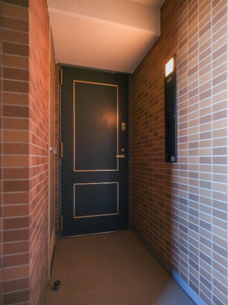 奥行きがありプライバシーを守ることができる玄関前です。共用廊下との距離が保たれているので、小さなお子様の衝突事故なども防げます。