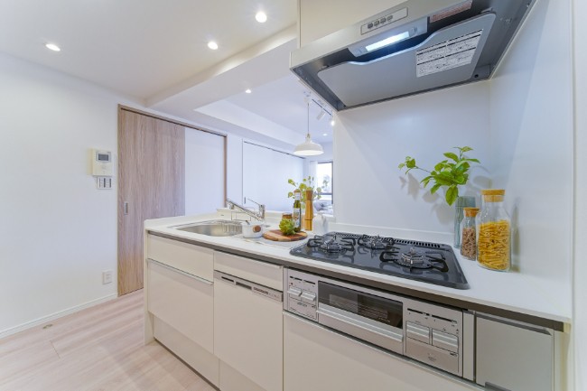 LIXIL製システムキッチン（食器洗浄乾燥機付）を新規設置。白を基調とした清潔感あるキッチンです。