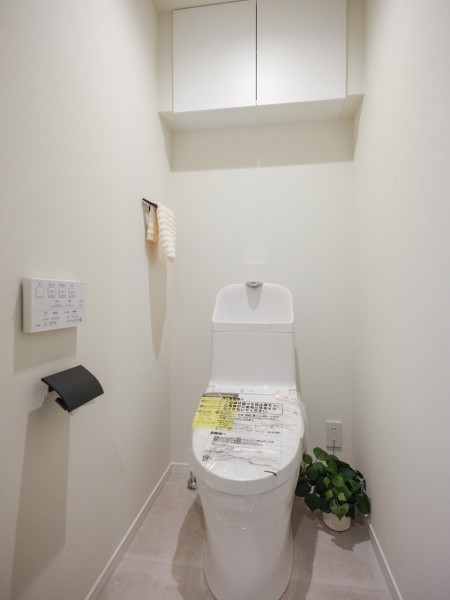 優れた節水効果や汚れが付きにくい便座など、ほしかった機能が揃ったウォシュレット一体型トイレです。上部には収納にうれしい吊戸棚が備わっています。