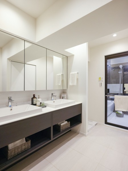 ゆったりとした2ボウル洗面化粧台です。ホテルライクな広々とした洗面空間は、入浴後の豊かな時間を演出します。