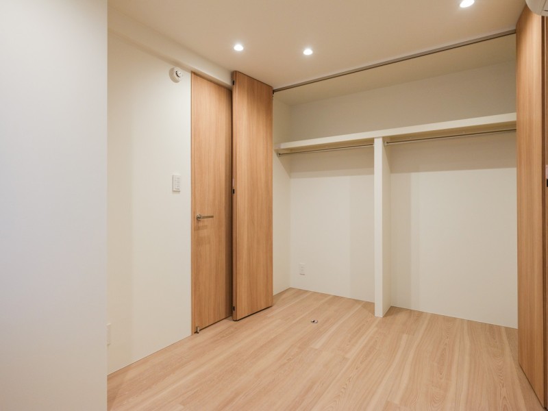 洋室3は廊下からアクセスする独立したお部屋です。過ぎゆく時間をのびのびと感じることができるプライベート空間です。
