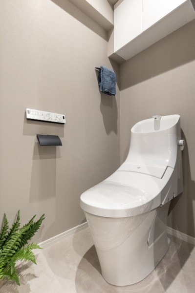 グレイッシュの壁紙が居心地の良さを演出するレストルームには、充実のキレイ機能とベーシックな快適機能を搭載したシャワートイレ一体型モデルを新規設置しました。