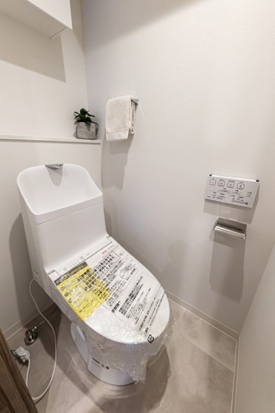 ウォシュレット一体型のトイレは、お掃除の手助けをしてくれる便利機能が搭載されています。収納が備わっているので、足元の空間もすっきりとお使いいただけます。