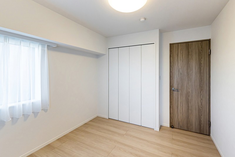 洋室1はクローゼット付き、居住スペースを広く使えるため寝室にぴったりです。
