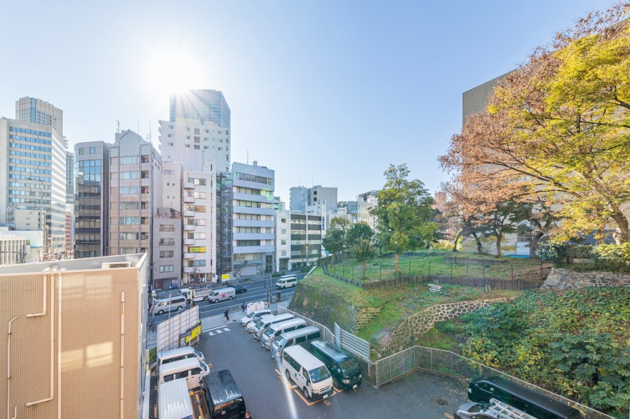 バルコニーからは慶応義塾大学敷地内の緑を望めます。都心にいながら自然の潤いも感じ、見上げれば青々とした空を仰げます。