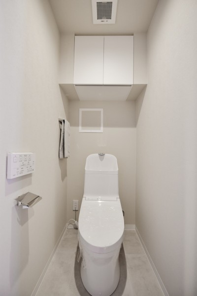 TOTO製の洗浄便座付きトイレも新規交換致しました。吊戸棚も設置致しましたので、細々したものも収納でき、スッキリとした空間を保てます。
