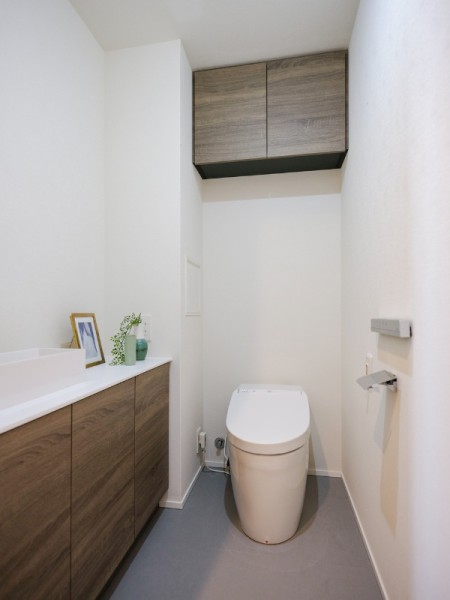 収納にも便利な手洗いカウンター付きのレストルームです。スタイリッシュなタンクレストイレを採用したことで、空間をすっきりとお使いいただけます。
