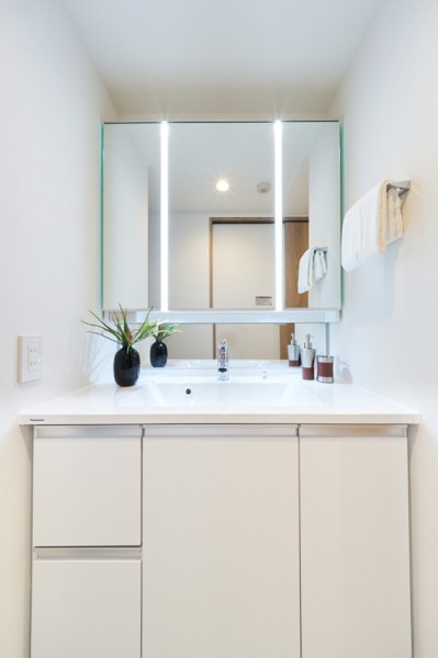 ゆとりある洗面スペースです。洗面化粧台は、収納豊富な三面鏡タイプで使い勝手良好です。
