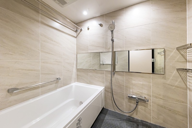 バスルームはゆったりとくつろぎ溢れる空間で、身体も心も癒されます。暖房・涼風・換気・乾燥機能付きで１年中快適です。