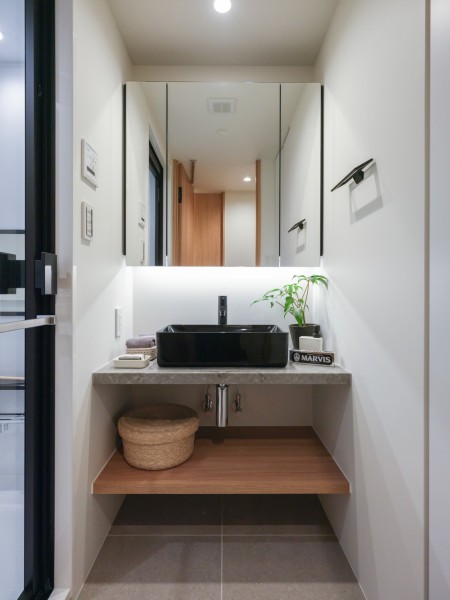 ホテルライクな洗面化粧台は、キッチンと統一感のあるデザインです。入浴後の豊かな時間を演出し、心からくつろげるプライベートスペースです。