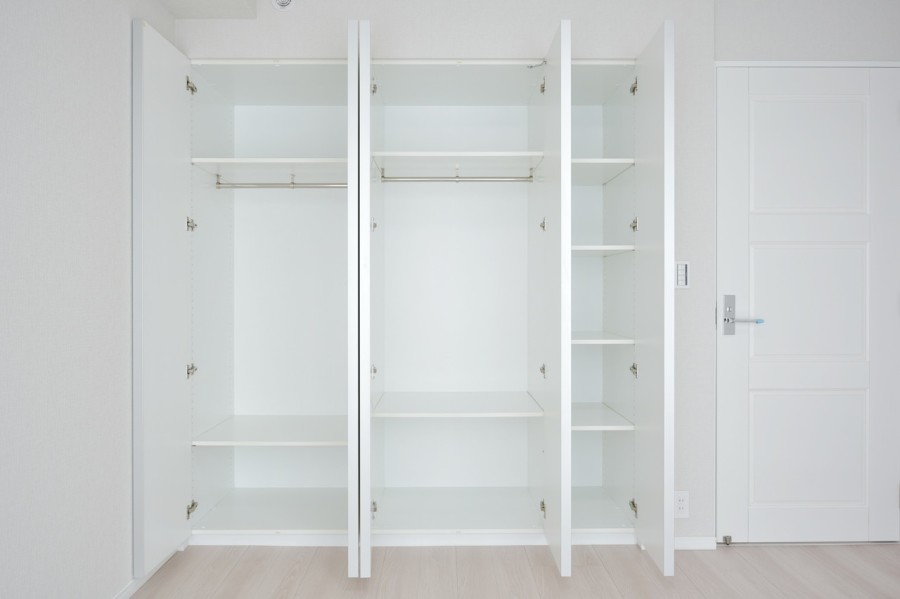 洋室1には機能的な棚もある大容量の収納があり、お部屋の中に収納家具を置かなくてもお部屋の中をすっきりと保つことが出来ます。