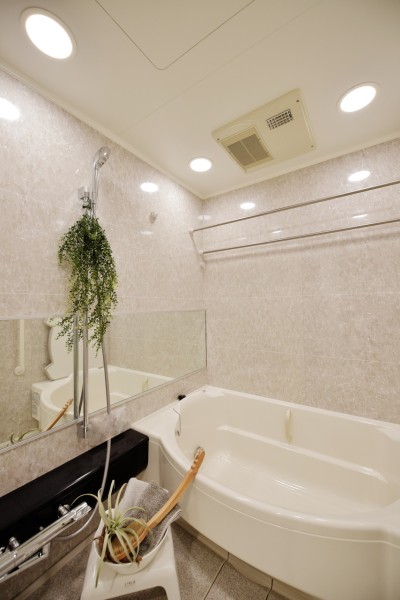 浴室は横長のミラーを採用しており、浴槽の中でも便利にお使い頂けます。浴室暖房乾燥機もございますので、お洗濯物の乾燥など一年中快適にご使用頂けます。